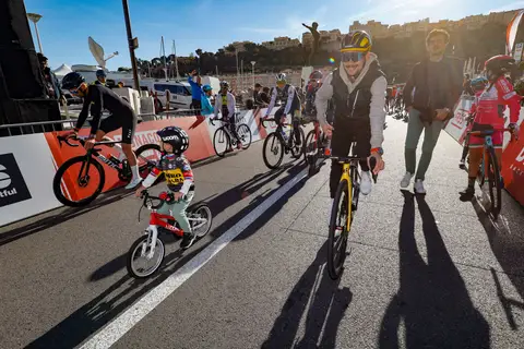 Bambini in bicicletta nell'Area Kids, BEKING Monaco 2022
