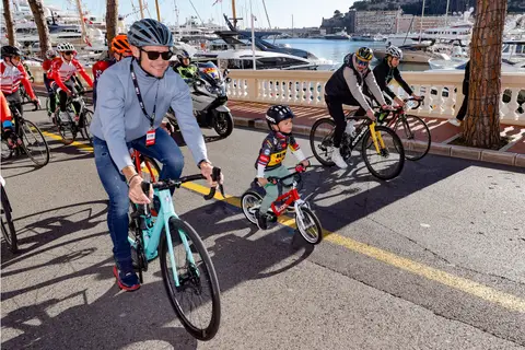 Bambini in bicicletta nell'Area Kids, BEKING Monaco 2022