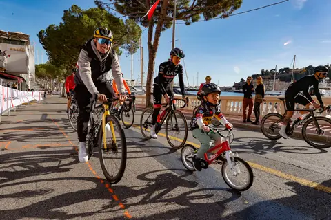 Bambini in bicicletta nell'Area Kids, BEKING Monaco 2022