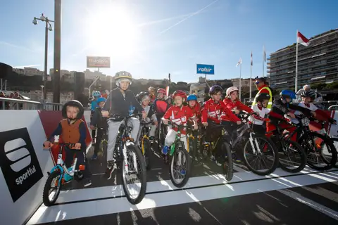 Bambini in bicicletta nell'Area Kids, BEKING Monaco 2022