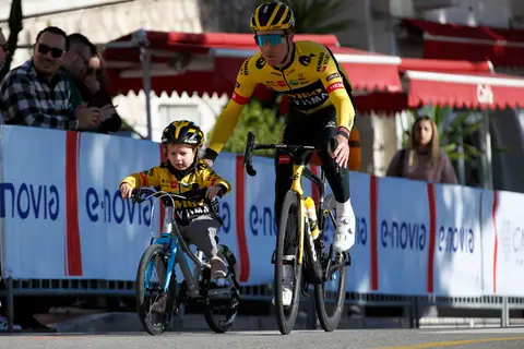 Bambini in bicicletta nell'Area Kids, BEKING Monaco 2022