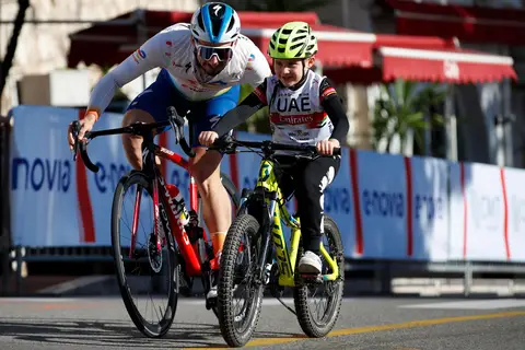 Bambini in bicicletta nell'Area Kids, BEKING Monaco 2022