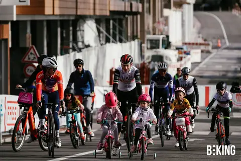 Bambini in bicicletta nell'Area Kids, BEKING Monaco 2023