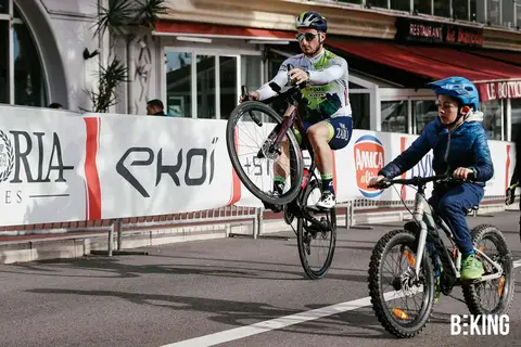 Bambini in bicicletta nell'Area Kids, BEKING Monaco 2023