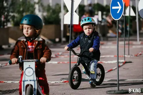 Bambini in bicicletta nell'Area Kids, BEKING Monaco 2023