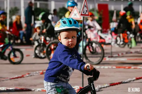 Bambini in bicicletta nell'Area Kids, BEKING Monaco 2023