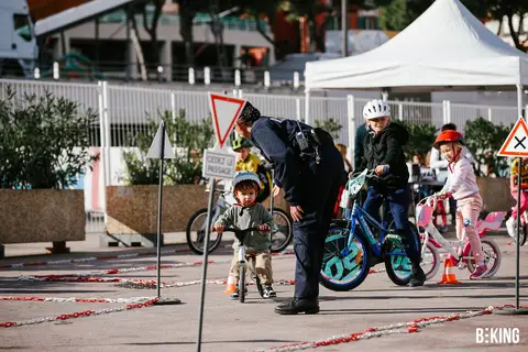 Bambini in bicicletta nell'Area Kids, BEKING Monaco 2023