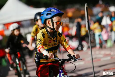 Bambini in bicicletta nell'Area Kids, BEKING Monaco 2023
