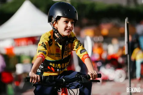 Bambini in bicicletta nell'Area Kids, BEKING Monaco 2023