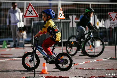 Bambini in bicicletta nell'Area Kids, BEKING Monaco 2023