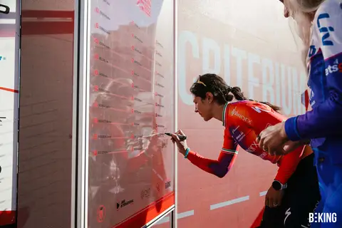 La firma dei corridori prima del via, BEKING Monaco 2023