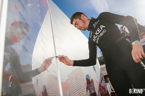 La firma dei corridori prima del via, BEKING Monaco 2023