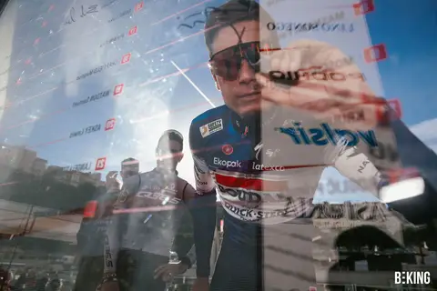 La firma dei corridori prima del via, BEKING Monaco 2023