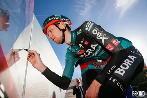 La firma dei corridori prima del via, BEKING Monaco 2023