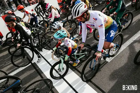 Bambini in bicicletta nell'Area Kids, BEKING Monaco 2023
