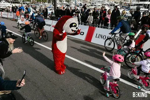 Bambini in bicicletta nell'Area Kids, BEKING Monaco 2023