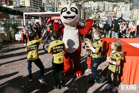 Bambini in bicicletta nell'Area Kids, BEKING Monaco 2023